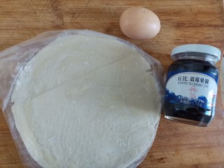 2、蓝莓派,准备食材备用。