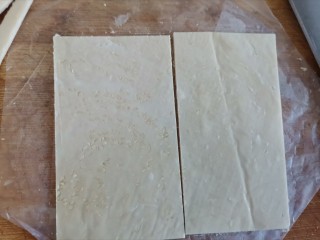 3、蓝莓派,手抓饼提前解冻，切去边角，再切2半