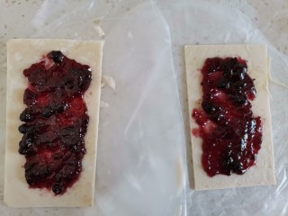 4、蓝莓派,舀入蓝莓酱