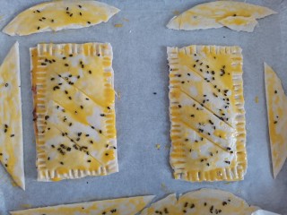 7、蓝莓派,刷上蛋液，撒上黑芝麻