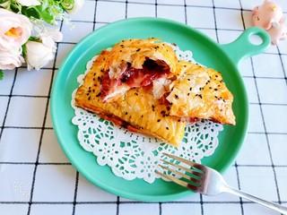 8、蓝莓派,送入预热好的烤箱，上下火180度烤15分钟