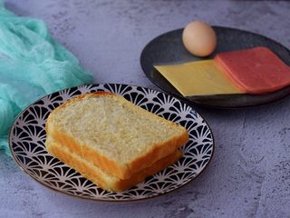 1、火腿西多士,准备好材料