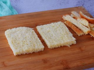 2、火腿西多士,吐司切去四边