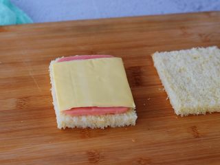 4、火腿西多士,再在火腿上放上芝士片