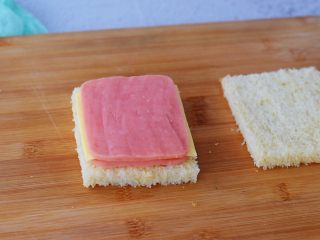 5、火腿西多士,然后在芝士片上再放一片火腿