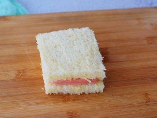 6、火腿西多士,最后再把另一片吐司盖上