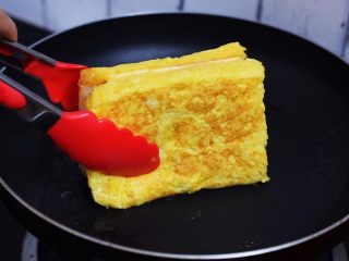 11、火腿西多士,四边也要煎至金黄色