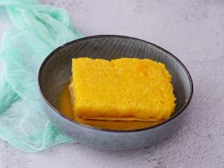 9、火腿西多士,使其均匀的沾裹上蛋液