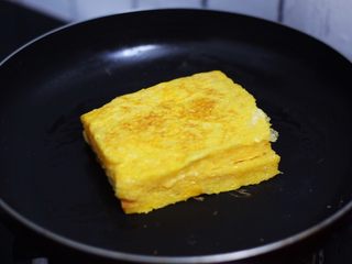 10、火腿西多士,平底锅刷少许食用油烧热，把沾裹蛋液的吐司放入，小火煎至金黄色