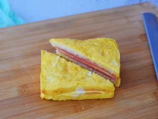 12、火腿西多士,取出用刀切成两个三角形即可