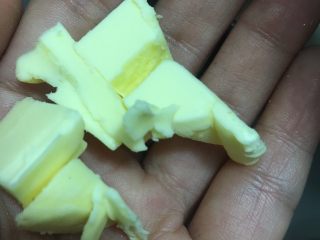 3、海蒂白面包(白屁股面包),揉成比较光滑的面团后加入软化的黄油