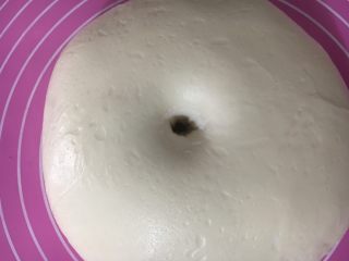 7、海蒂白面包(白屁股面包),手指沾面粉戳洞,不回缩即可