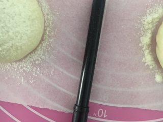 11、海蒂白面包(白屁股面包),找个细长一点的棍子什么的,我找半天只有这笔,将就吧