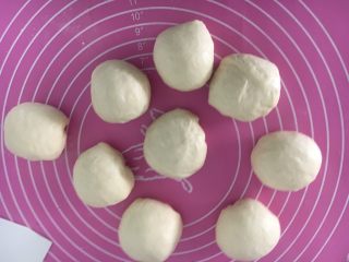 8、海蒂白面包(白屁股面包),平均分成55克左右的小面团