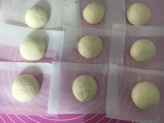 9、海蒂白面包(白屁股面包),剪裁好油纸,面团分别滚圆了放在纸上方便移动