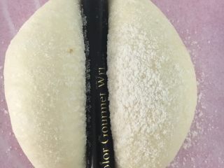 13、海蒂白面包(白屁股面包),然后重重地压下去