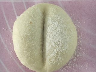 14、海蒂白面包(白屁股面包),再轻轻抬起,形成一条裂缝