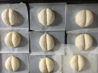 16、海蒂白面包(白屁股面包),整齐地排列在烤盘里