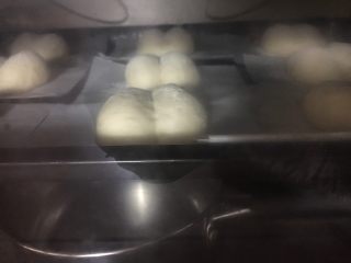 17、海蒂白面包(白屁股面包),放温暖处进行二次发酵,我是放在烤箱里并放置一锅开水发了40分钟左右