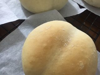 19、海蒂白面包(白屁股面包),烤箱预热200度,转140度烤15分钟,尽量上色不要太深,越白越好,我是怕不熟,结果是黄PP了