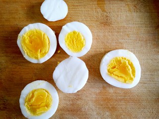 4、沼三明治,鸡蛋煮熟，切片。