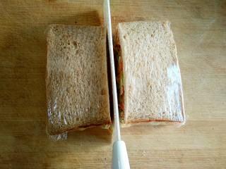 11、沼三明治,从中间切开即可。