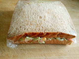 10、沼三明治,用保鲜膜裹紧。