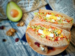 13、沼三明治,再配上一杯酸奶，几颗坚果，些许水果，就是能量满满的一餐。