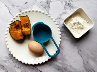 1、贝贝南瓜蒸蛋糕,称量好所需的食材