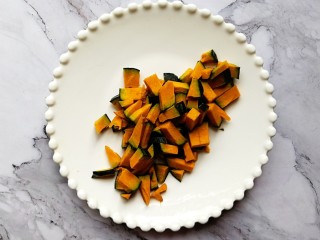 2、贝贝南瓜蒸蛋糕,贝贝南瓜洗干净切丁（不需要去皮噢，皮也很营养）