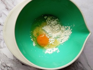 3、贝贝南瓜蒸蛋糕,鸡蛋、面粉和清水倒入一个大碗内