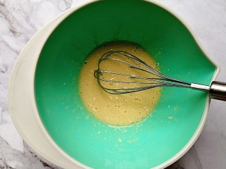 4、贝贝南瓜蒸蛋糕,用打蛋器搅拌均匀