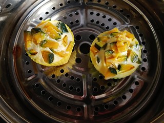 8、贝贝南瓜蒸蛋糕,关火后焖3分钟再开盖