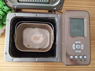 2、冰淇淋三明治,吧面包机桶放入面包机内，顺时针旋转按好