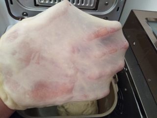 4、冰淇淋三明治, 在第28分钟和面结束后可以按下暂停看看面团状态，可以看到已经能拉出手膜了