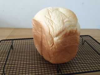 5、冰淇淋三明治,面包机工作结束后马上取出土司，放凉架晾凉