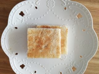 10、冰淇淋三明治,土司片切边修饰成长方形