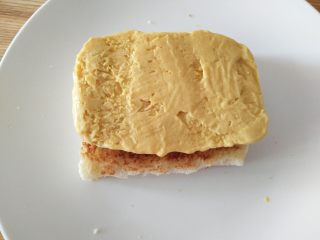 13、冰淇淋三明治,冰淇淋抹到土司片上，厚厚的一层