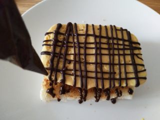 14、冰淇淋三明治,挤上巧克力