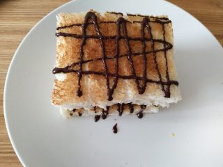 16、冰淇淋三明治,挤上巧克力，冰淇淋三明治就做好了