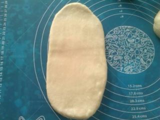 6、中种酸奶土司,取一个面团，擀成牛舌状