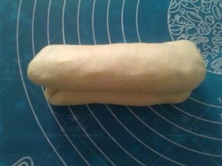 8、中种酸奶土司,对折