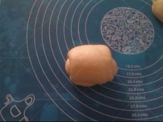 10、中种酸奶土司,从上往下卷起。