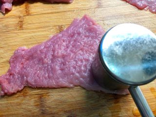 5、黑胡椒猪排,用肉锤把猪排锤松，这样炸出来比较好吃