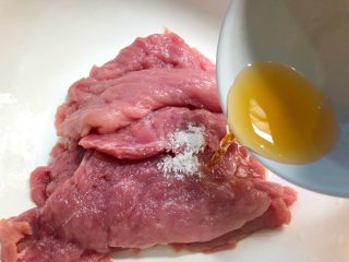 8、黑胡椒猪排,放入6g料酒