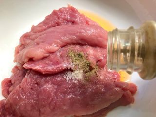 9、黑胡椒猪排,放入1g黑胡椒粉