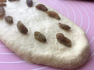 8、中种香蕉土司,擀成长舌状，铺上适量葡萄干；