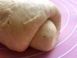 9、中种香蕉土司,由上至下卷起来，一定要卷紧实；