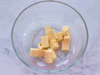 1、奶油红豆派,黄油无需软化,切成小块放入容器中