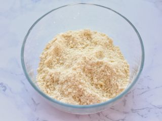 3、奶油红豆派,用手揉搓成粗沙粒状态(这个过程比较漫长,要有耐心)